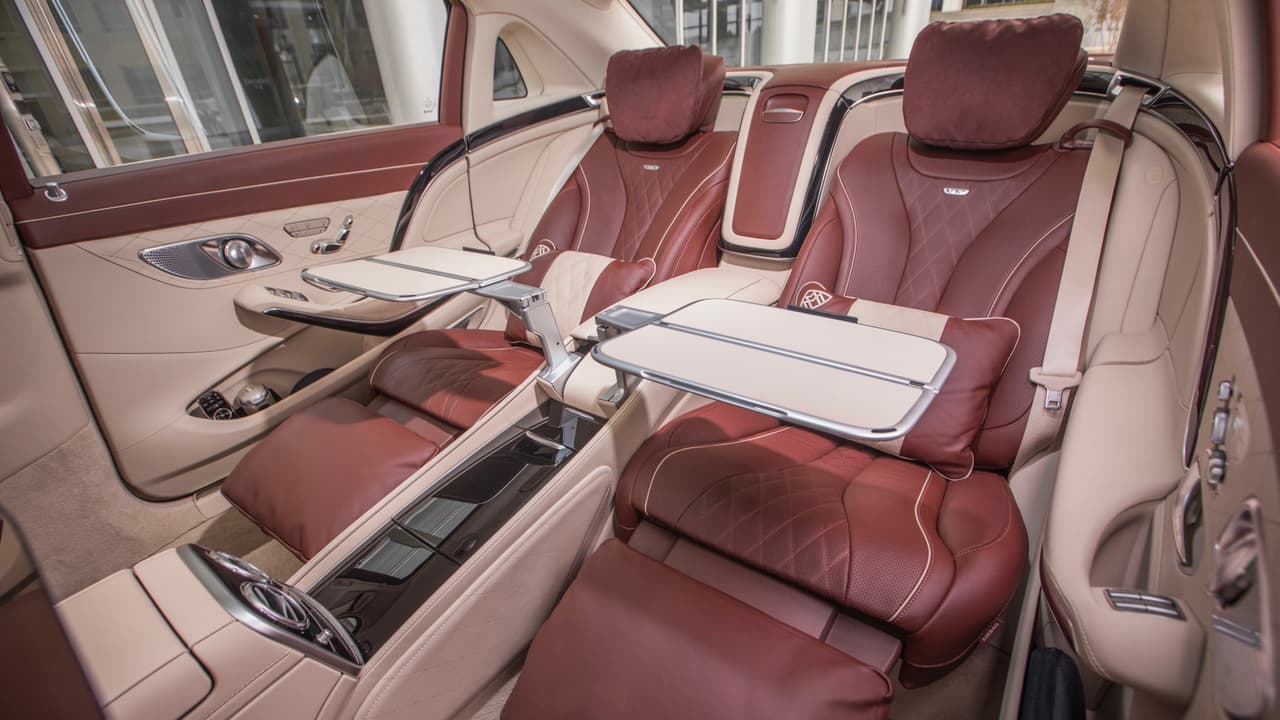 El carro con el que Mercedes-Benz compite con las marcas de ultra lujo como Bentley y Rolls-Royce es un portento de poder y lujo, cuyo seguro es, naturalmente, sumamente costoso. Su precio inicial de 
<b>198,700 dólares </b>lo hace el segundo carro más caro de este ranking después de su compañero de flota, el Mercedes-AMG S65, con el que comparte su motor V12 doble turbo de 6.0 litros ensamblado a mano que desarrolla 621 caballos de fuerza. Lo que si es sin ninguna duda, es el carro más lujoso de la lista.