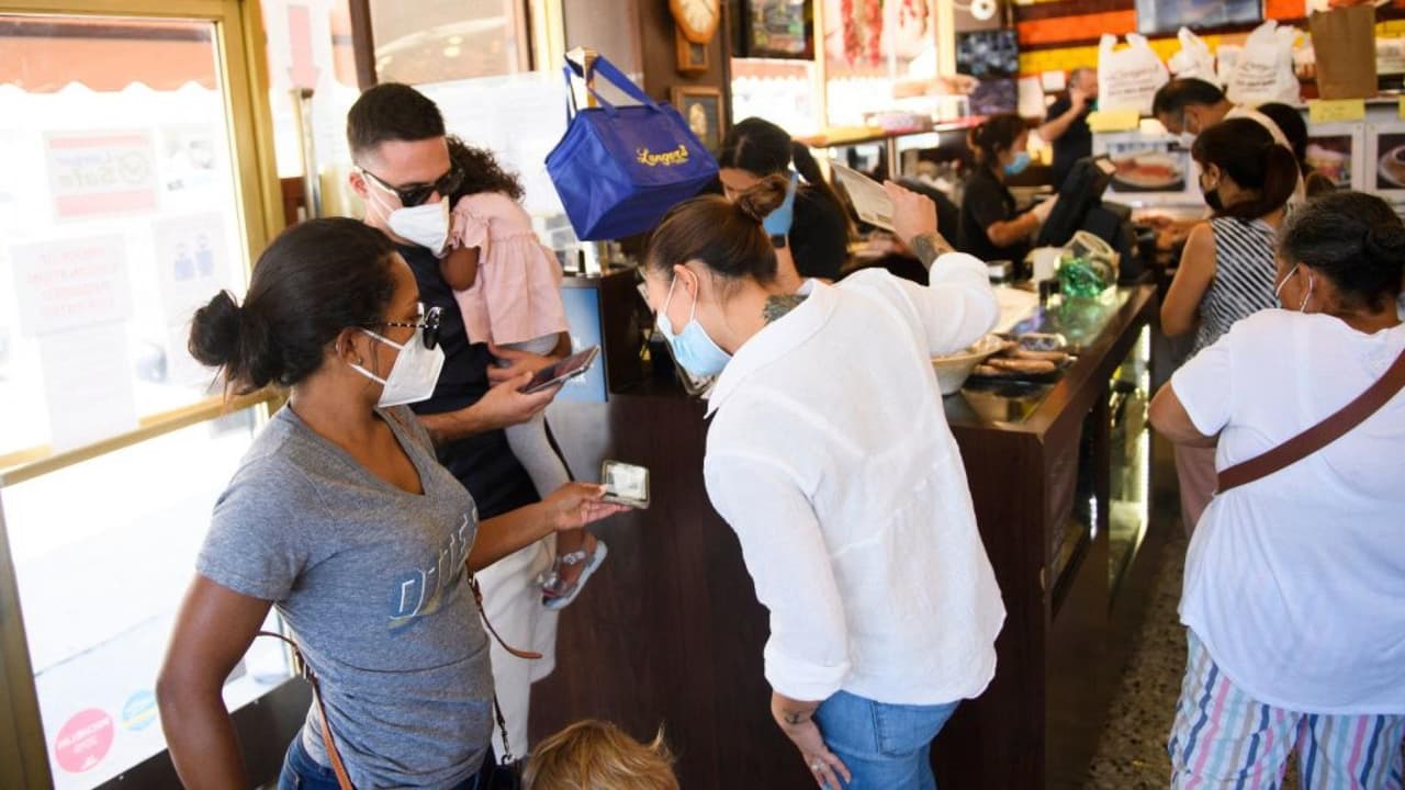 <b>Fin del mandato de mascarillas</b>
<br>En febrero, Chicago y el estado de Illinois eliminaron el mandato de uso de mascarilla, una de la restricciones más fuertes implementadas por la pandemia por covid.