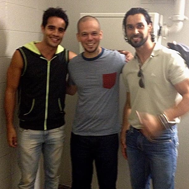 Aquí lo vemos con el cantante René Pérez y la estrella del beisbol Ángel Pagán.