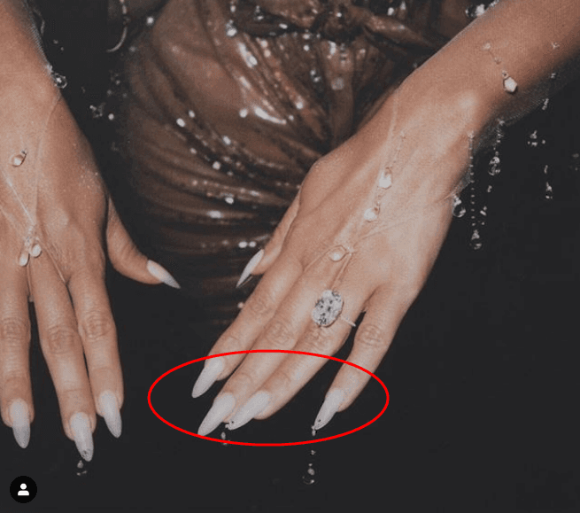 Kylie es tan influyente que hasta su hermanita Kim Kardashian le sigue la pista con los diseños largos, neutros y estilizados y así es como las presume en su Instagram. (Claro, porque en esta foto lo que muestra son las uñas, no el tremendo anillo que seguro le dio su marido).