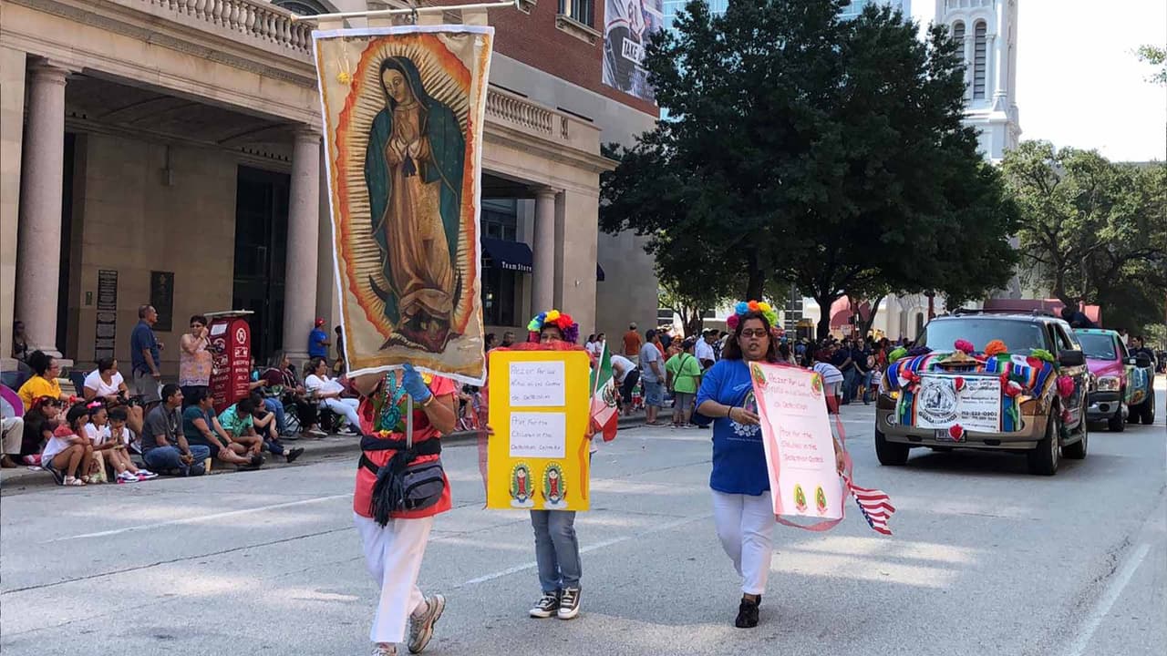El tradicional desfile reune a miembros de la comunidad.