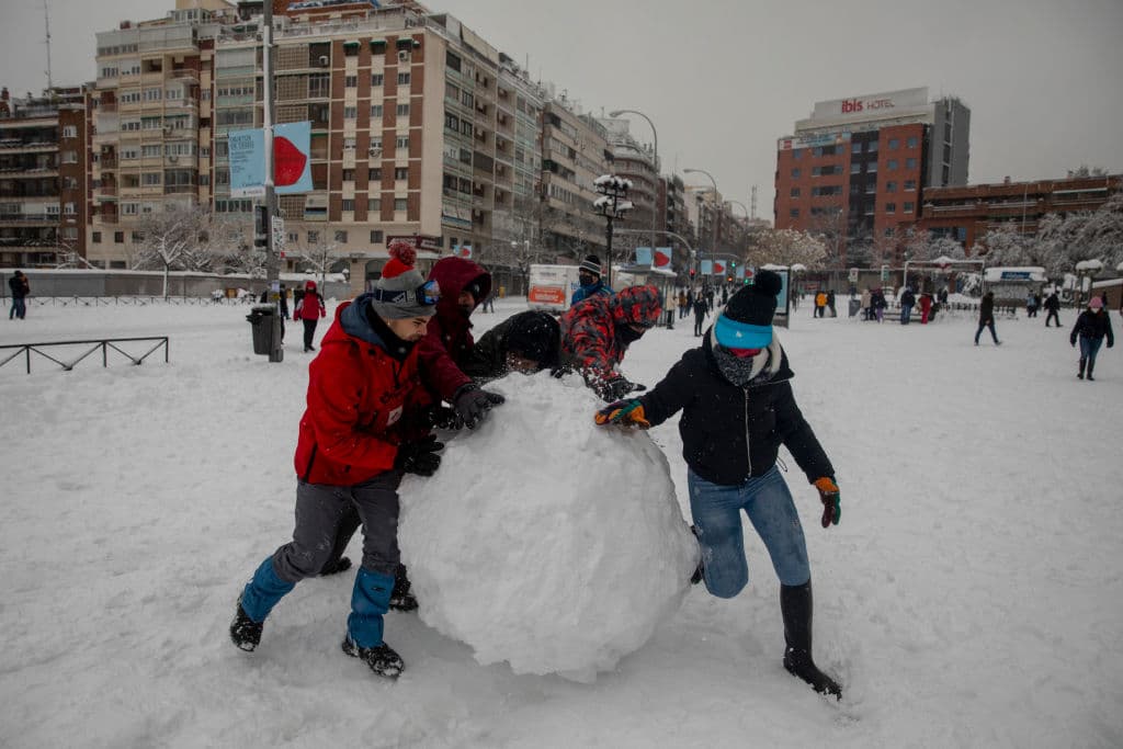 Un grupo de personas se divierte en el barrio de Las Ventas con la nieve que cayó durante la borrasca que duró más de 30 horas seguidas y dejó una precipitación superior a los 33 litros por metro cuadrado.
