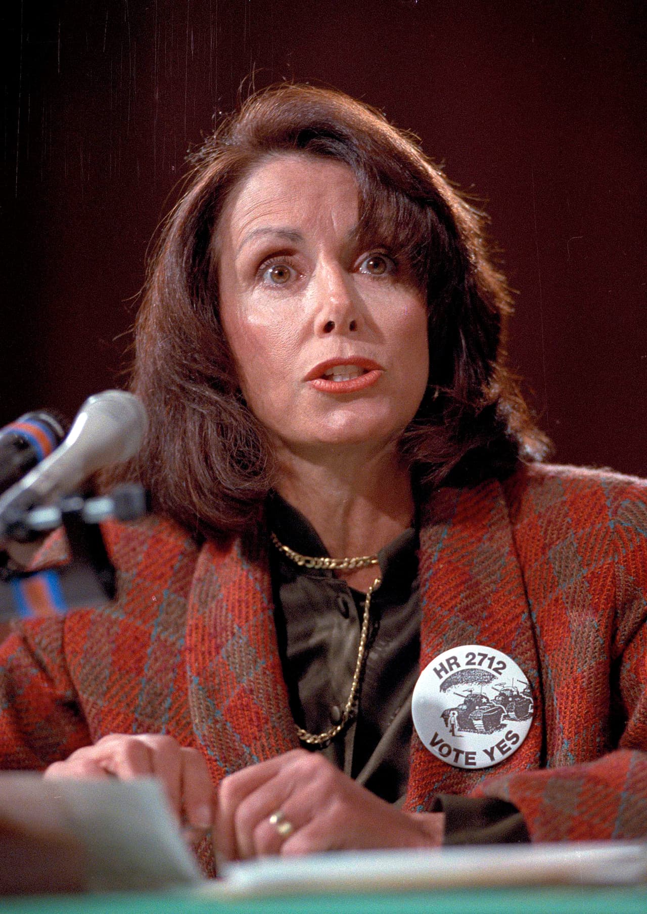 Al anunciar su decisión, Pelosi podría generar un efecto dominó en el liderazgo demócrata de la Cámara antes de las elecciones internas del partido el próximo mes, cuando los demócratas se reorganizan como partido minoritario para el nuevo Congreso.
<br>
<br>
<br>En la foto, la representante Nancy Pelosi D-Calif., testifica ante el Comité Judicial del Senado en Capitol Hill el martes 23 de enero de 1990, buscando apoyo para anular el veto del presidente Bush a la legislación que protegería a los estudiantes chinos en los Estados Unidos de ser forzados a regresar a su patria. Se espera una votación en el Senado tan pronto como el jueves. (Foto AP/J. Scott Applewhite).