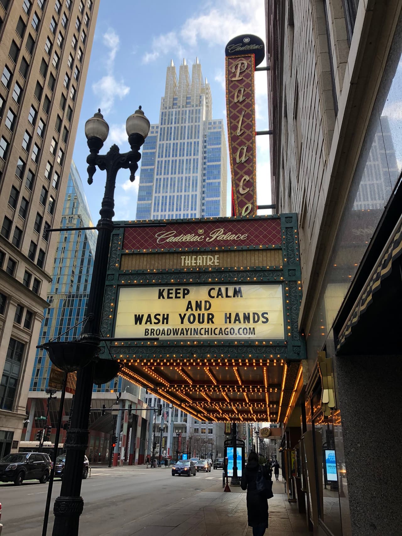 “Mantén la calma y lávate las manos”, es lo que dice un aviso en el teatro Cadillac Palace.