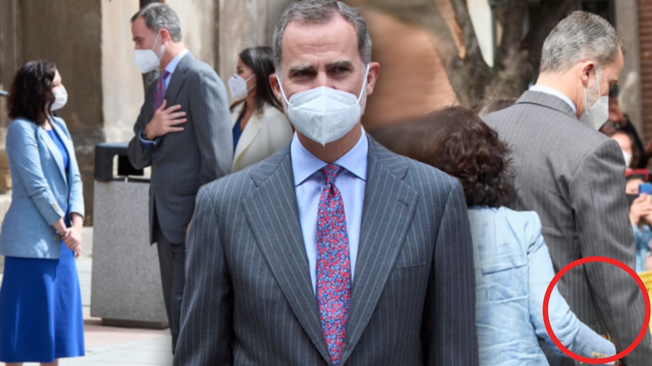 Funcionaria toca por la cintura al rey Felipe de España en un evento público y se disparan las especulaciones