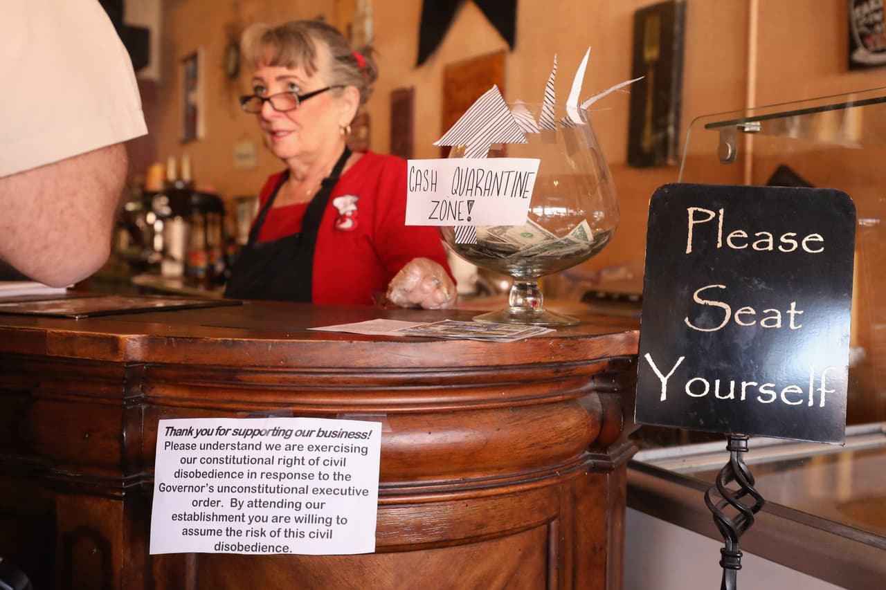 Este negocio en Wickenburg, Arizona, aclara que están incumpliendo la orden del gobernador Doug Docey.