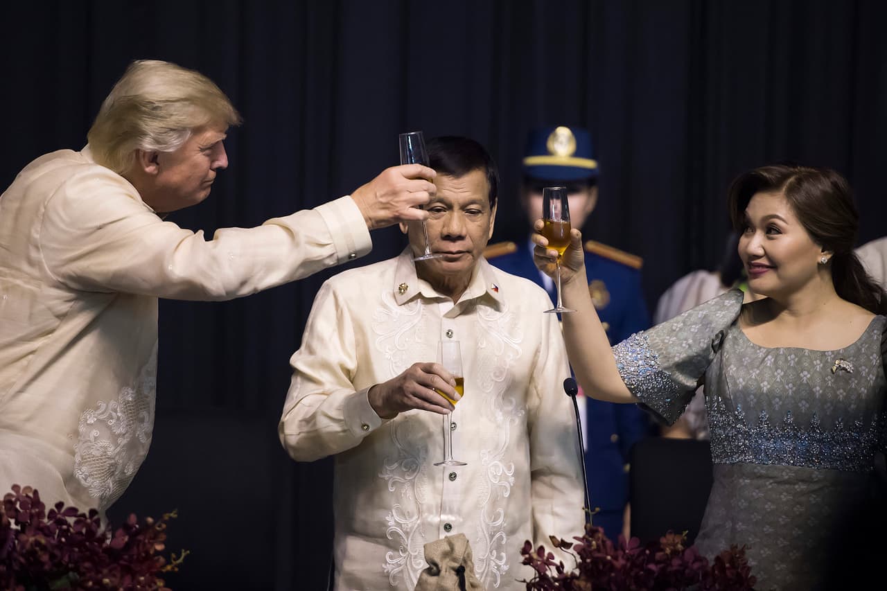 <b>Brindis filipino.</b> En otro de los brindis del viaje, Trump alza su copa junto al presidente de Filipinas Rodrigo Duterte y su esposa Honeylet Avancena.