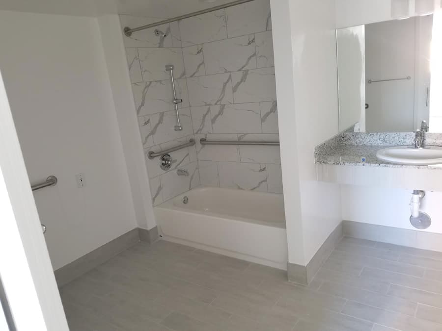 Tiene un baño con acabados modernos.