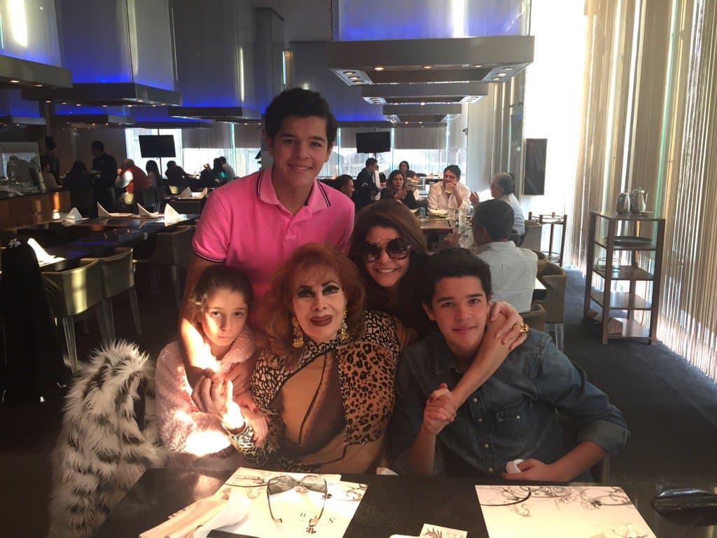 <b><a href="http://www.univision.com/temas/itati-cantoral">Itatí</a></b> es una mujer muy familiar, es por eso que comparte grandes momentos junto a su mamá y sus hijos, mostrando la feliz familia que forman.