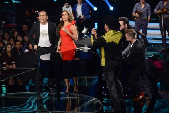 ¿Espinoza o Cristian? Ambos cantantes trataron de explicar cómo se seduce a una dama y dieron tremenda clase de consejos, los cuales aplicaron con la bella Galilea Montijo.