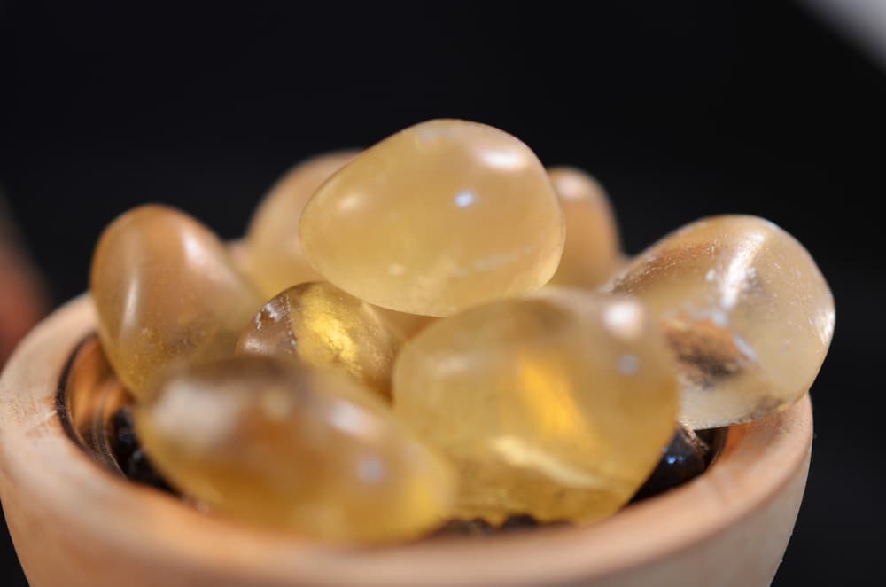 Uno de sus supuestos poderes es que provee un buen descanso por las noches, tiempo donde se fomenta su uso, ya que aparentemente aleja las pesadillas, miedos nocturnos y pesares. Absorbe y transmuta las energías negativas, por lo que se le considera un escudo protector.