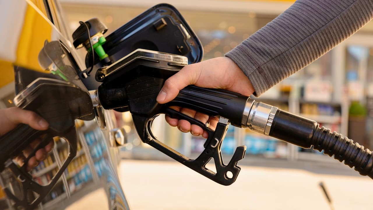 <b>En Florida, con un precio promedio de 3.50 dólares por galón, podrías llenar alrededor de 8.8 millones de tanques</b>, cubriendo toda la península desde Key West hasta Pensacola sin detenerte. Mientras que si estás en Nueva York, donde el precio promedio de la gasolina es de 4.20 dólares por galón, con 30.9 millones podrías llenar unos 7.3 millones de tanques de 15 galones, lo que sería suficiente para dar un par de vueltas alrededor de Manhattan sin necesidad de buscar una estación de servicio. Finalmente, en Misuri, donde la gasolina cuesta 3.00 dólares por galón, tu premio te permitiría llenar unos 10.3 millones de tanques, lo que te daría la libertad de explorar todo el estado sin preocuparte.