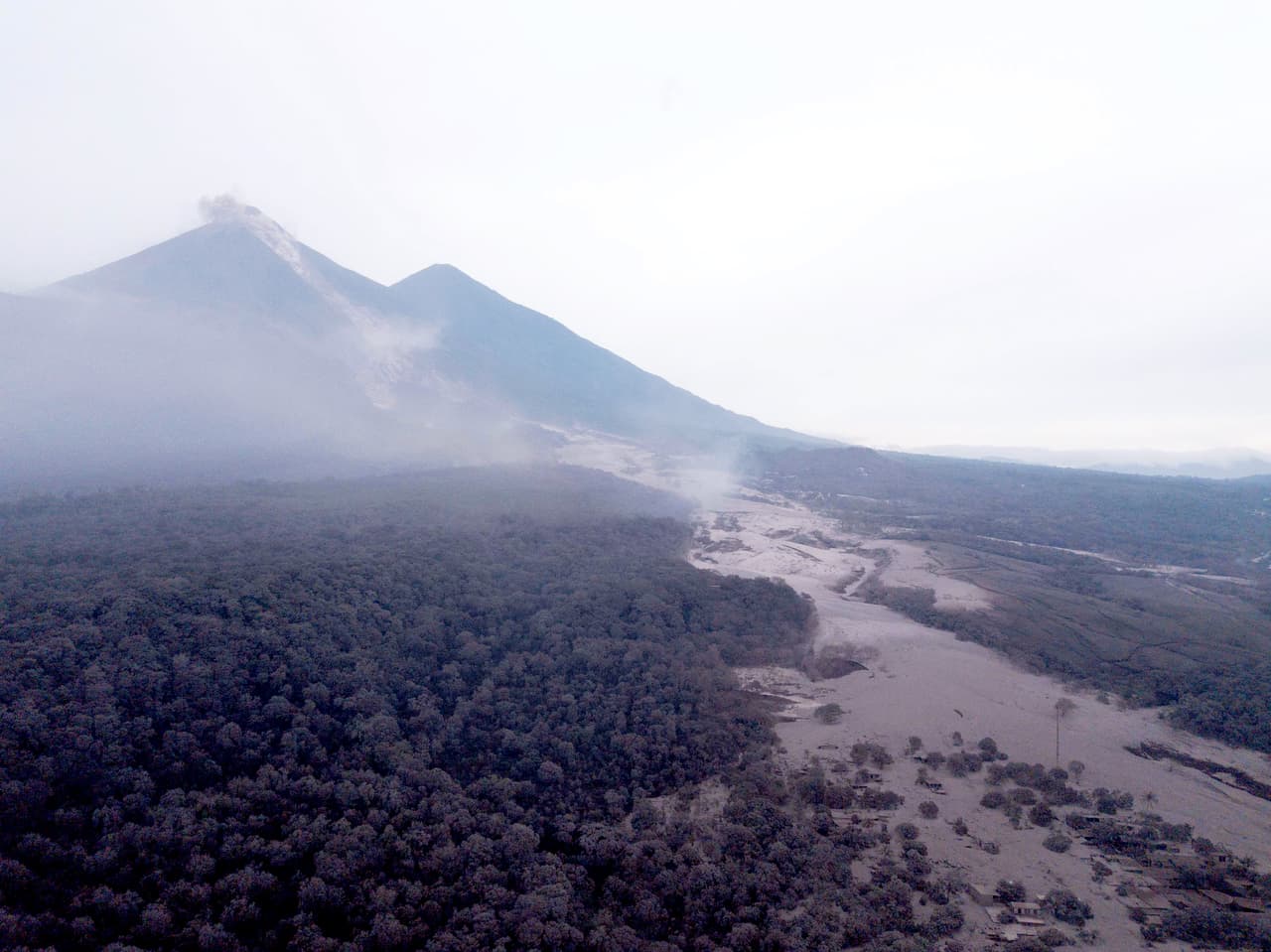 Una avalancha de lava corrió por la ladera del volcán.