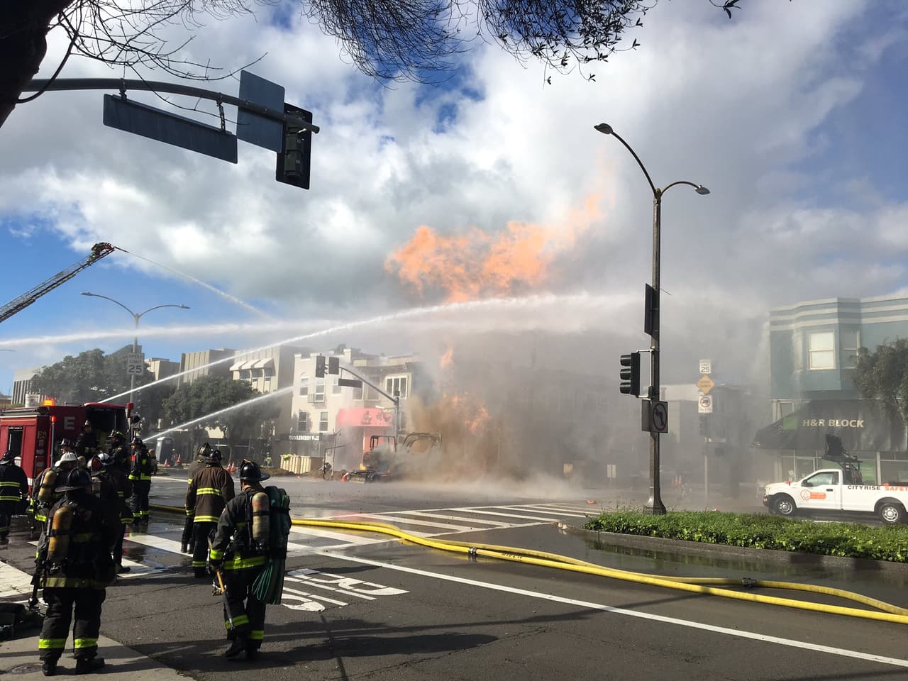 Varias cuadrillas de la compañía PG&E se encuentran en la zona intentando contener la fuga.