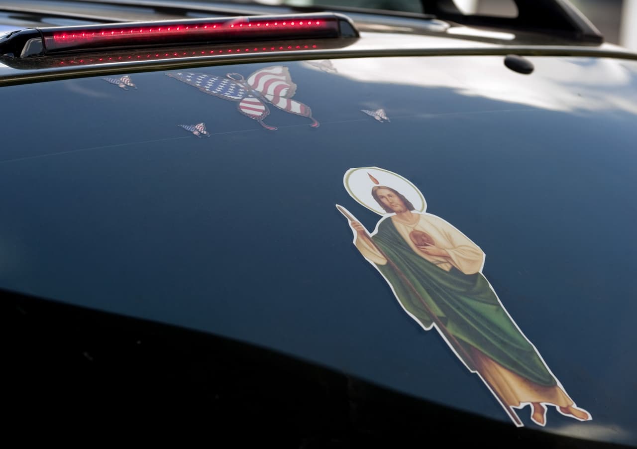 Entonces, esta extraña derivación del patrono de "criminales" viene al parecer sencillamente de una cuestión de piratería y derechos, que fue cambiando en una extraña tradición que los criminales han adoptado y le han adjudicado a San Judas Tadeo.