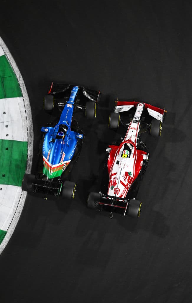 Una carrera demasiado accidentada donde Lewis Hamilton se lleva la victoria en la penúltima carrera del año. Max Verstappen de Red Bull se lleva la segunda posición y Valteri Bottas rebasó a Ocon en los últimos metros, quedando en tercera posición en el Gran Premio de Arabia Saudita; Sergio Pérez quedó fuera de la carrera tras un choque con Leclerc.