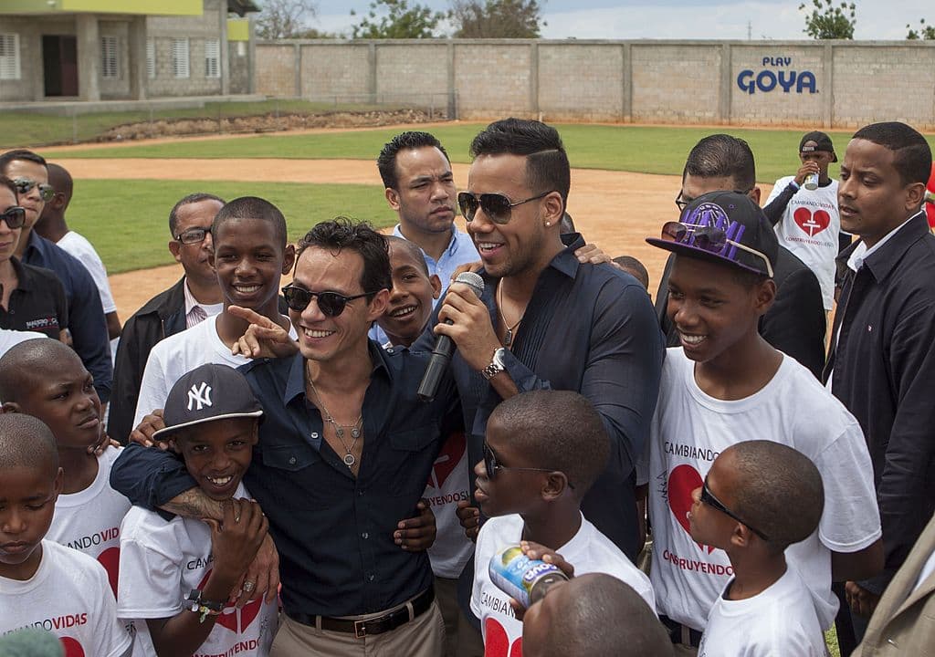 Aquí con el Flaco de Oro, Marc Anthony, estrenando un campo de béisbol en República Dominicana.
