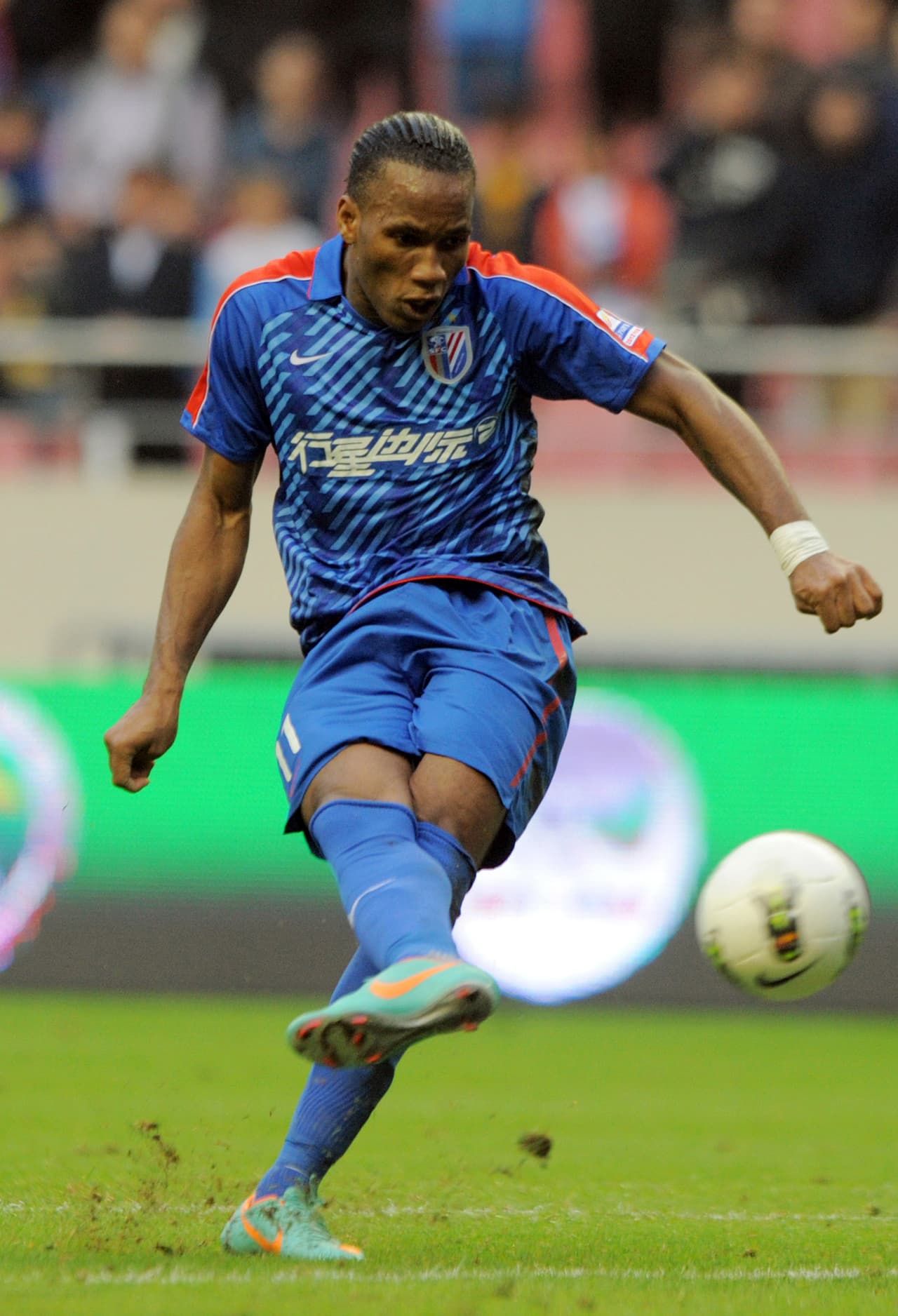 Después del Mundial de Sudáfrica, Drogba decidió que era tiempo de cambiar de aires y se fue a jugar al Shanghai Shenhua, de China.