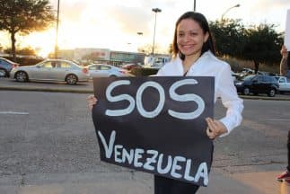 A cantos y gritos pidieron paz y libertad en la calle Westheimer, una de las más transitadas de Houston. 