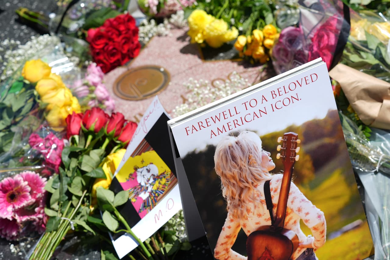 Reconocida con honores del Centro Kennedy y nombrada por Billboard como la artista de música country número uno de todos los tiempos, Dolly Parton se consolidó como un faro de generosidad, autenticidad y talento inagotable, cuyo impacto cultural sigue inspirando a millones a través de su música y su incansable labor social.