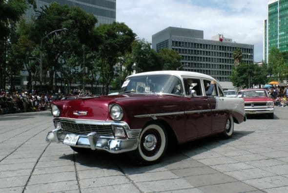 Casi dos mil vehículos clásicos desfilaron por las calles de la Ciudad de México para romper el Récord Guinness de más autos de este tipo en movimiento. Transitaron mil 721 autos, lo que superó la marca de Holanda, cuyo récord era de 948 vehículos. De acuerdo con las autoridades, el paso de estos autos clásicos fue visto por 250 mil asistentes. Circularon autos Datsun 1300, Jaguares, MG 59, Chevrolet apache, Alfa Romeo, Mercury, Porche, entre otros, que atrajeron la atención de capitalinos y visitantes. El paso de los vehículos fue interrumpido por el calentamiento de algunos que se quedaron en el camino y provocaron “cuellos de botella”; sin embargo, los organizadores confiaron en que los vehículos llegarían a la meta.