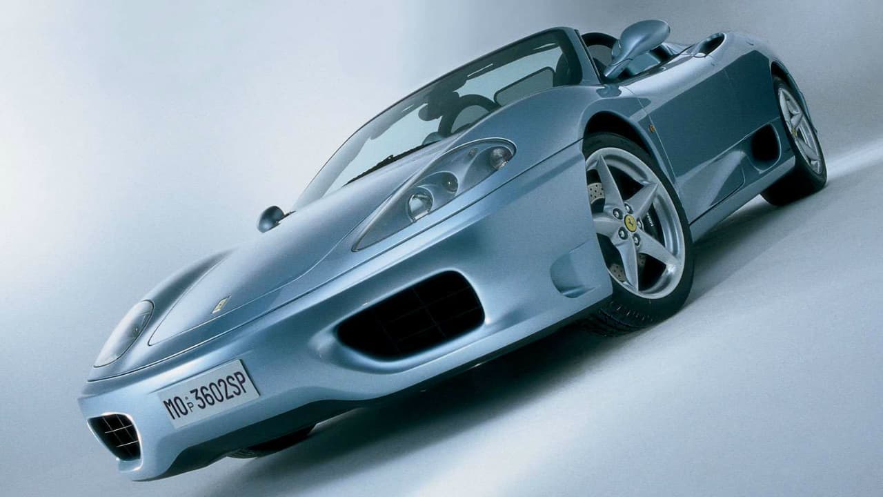 Con 34 años de edad, Luis Miguel mostraba su lado más emocional y deportivo a bordo de este ejemplar de 
<b>la casa de Maranello</b>. El 
<b><a href="https://www.univision.com/temas/ferrari" target="_blank">Ferrari 360 Spider</a></b> , un espectacular convertible de motor central equipado con un V8 de 400 caballos de fuerza y que era capaz de alcanzar una velocidad máxima de 185 mph.