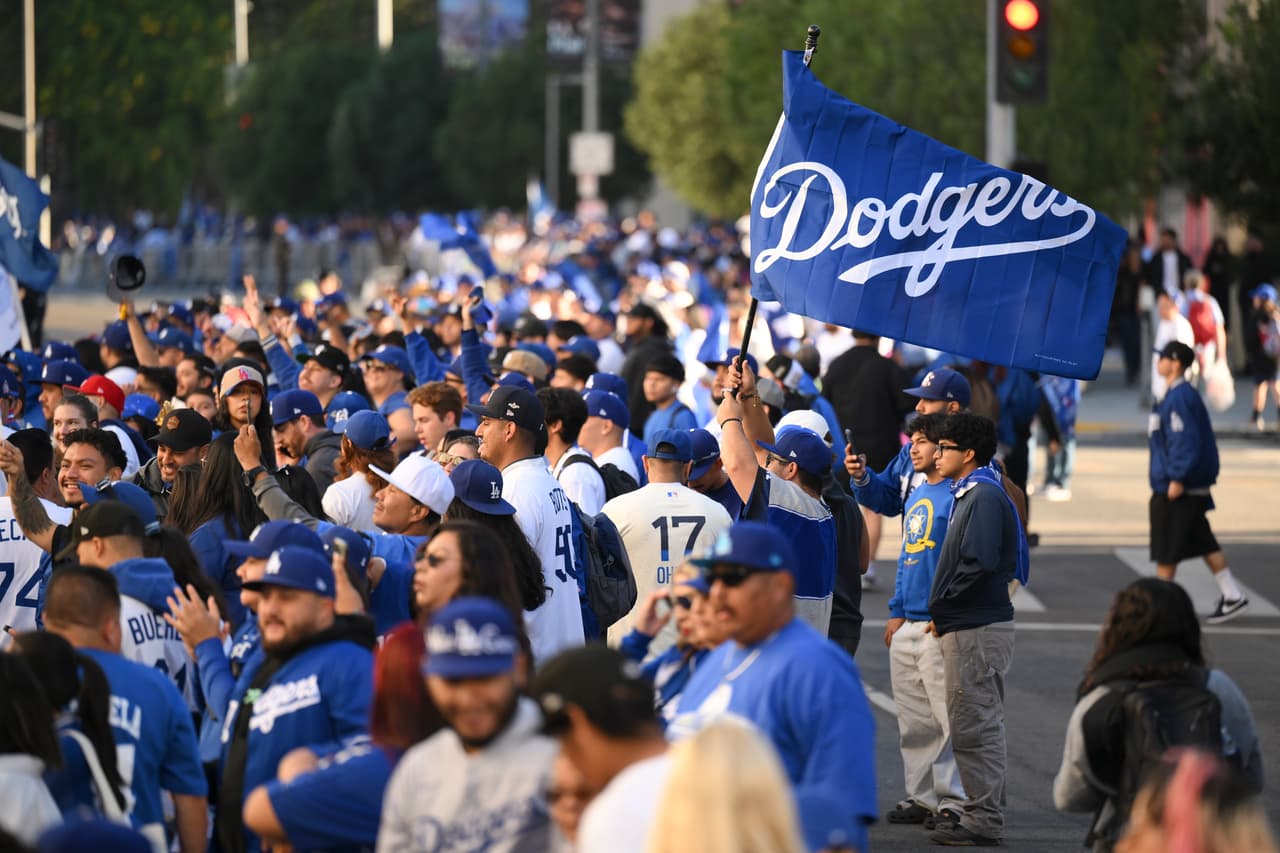 El 
<b>Desfile de la Victoria culminará en el estadio de los Dodgers</b>, donde ya los espera una gran alfombra azul y un escenario blanquiazul para elevar el añorado trofeo.