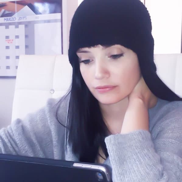 Mientras que con un tono oscuro la hace ver muy atractiva.