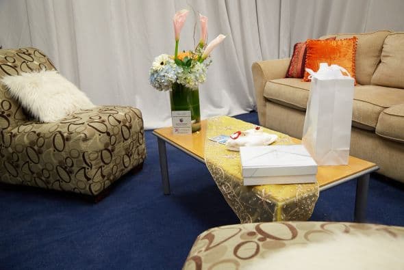 Adentro sobresale una alfombra azul y unos lindos cojines anaranjados.