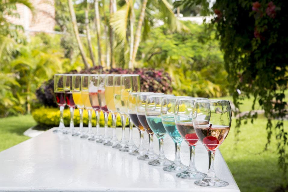 El salón, la comida y la bebida
<a href="http://eldiariony.com/2014/04/18/cuanto-cuesta-cumplir-15/">representan el 52% de los gastos</a> de una fiesta de quinceañera, y el presupuesto total suele rondar los 3,500 dólares. Para personalizar el brindis,
<a href="http://www.univision.com/estilo-de-vida/bodas/9-ideas-para-personalizar-el-brindis-de-tu-boda-y-darle-mas-sabor-al-espumoso-fotos">aquí tienen varias maneras.</a>