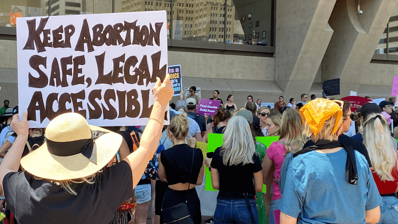 La ciudad de Denton no tendrá como prioridad investigar abortos. ¿Está permitido abortar ahí?