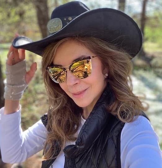 Pineda, quien es prima del cantante 
<b><a href="https://www.univision.com/shows/el-gordo-y-la-flaca/crucifiquenme-peguenme-pepe-aguilar-se-enfrenta-a-la-prensa-tras-defender-a-alejandra-guzman-video" target="_blank">Pepe Aguilar,</a></b> honró la memoria de su madre al agradecerle la voz que le heredó y que la ha distinguido en los escenarios por décadas. 
<br>
