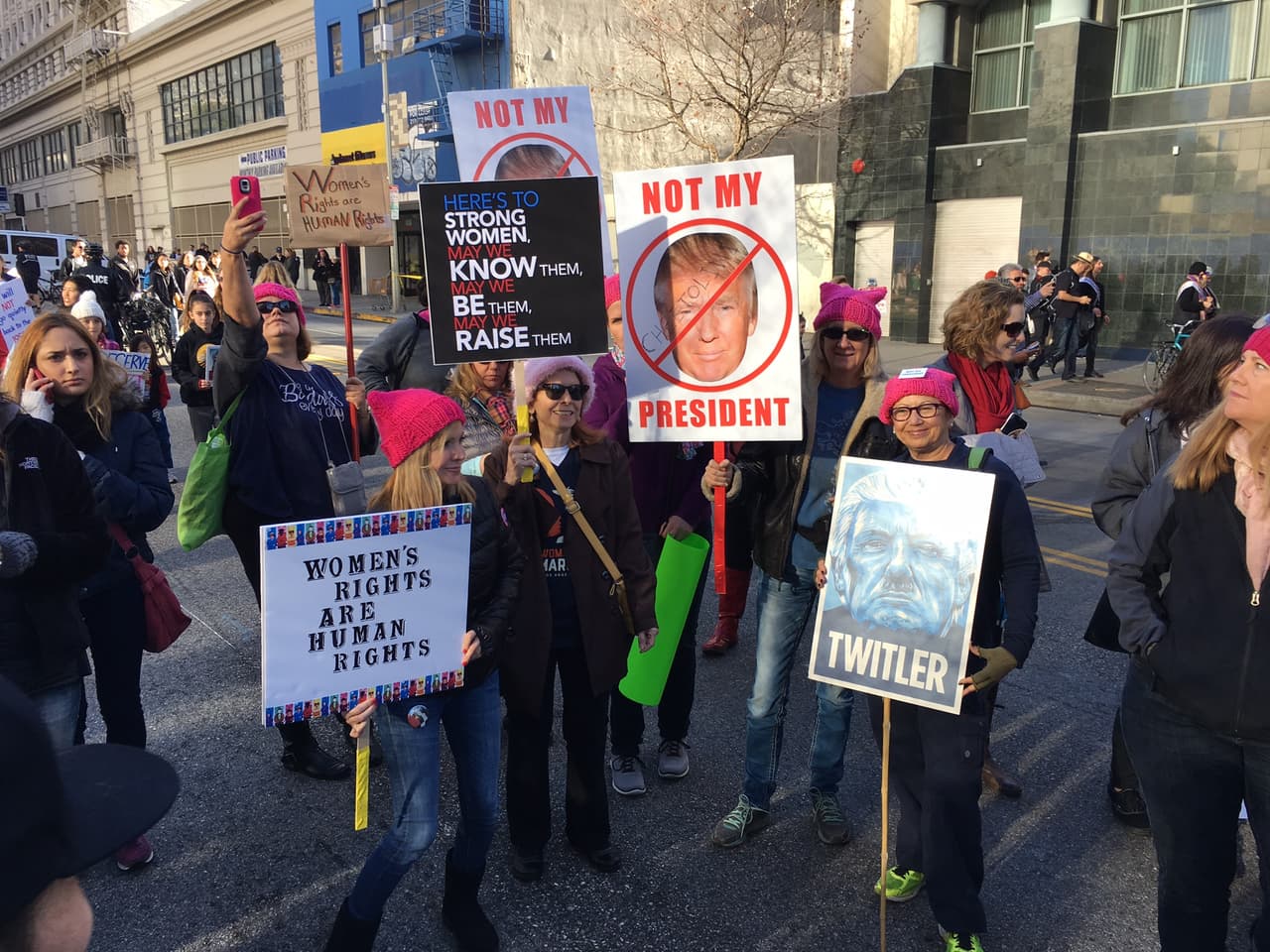 Decenas de miles de personas marcharon en Los Ángeles contra el gobierno de Trump.