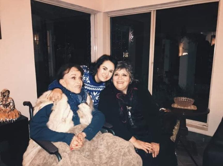 Rosa Elena reiteró que la salud de su madre estaba muy bien: "Con mi mamá hace muchísimo que no estamos, gracias a Dios, en ningún hospital. En estos 23 años mi mamá aquí sobrevive y el otro día les dije: '
<b>Nos va a enterrar a todos</b>'".
<br>