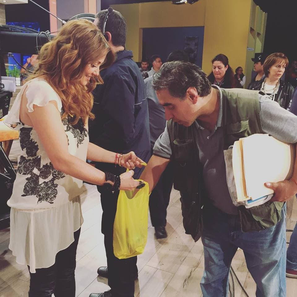 Andrea apapacha a el staff de Hoy llevándoles dulces.