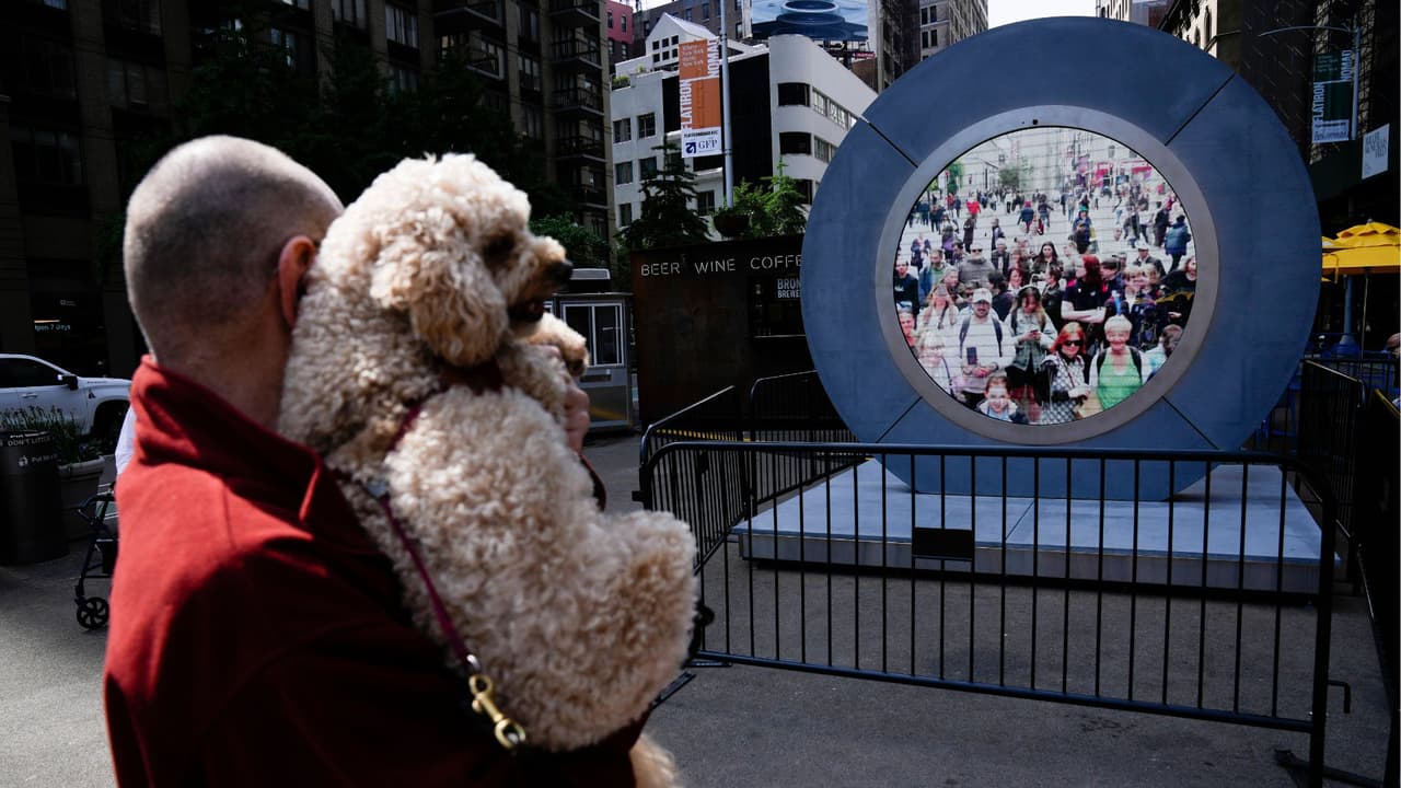 Reabren, con restricciones, el portal que comunica Dublín con la Ciudad de Nueva York