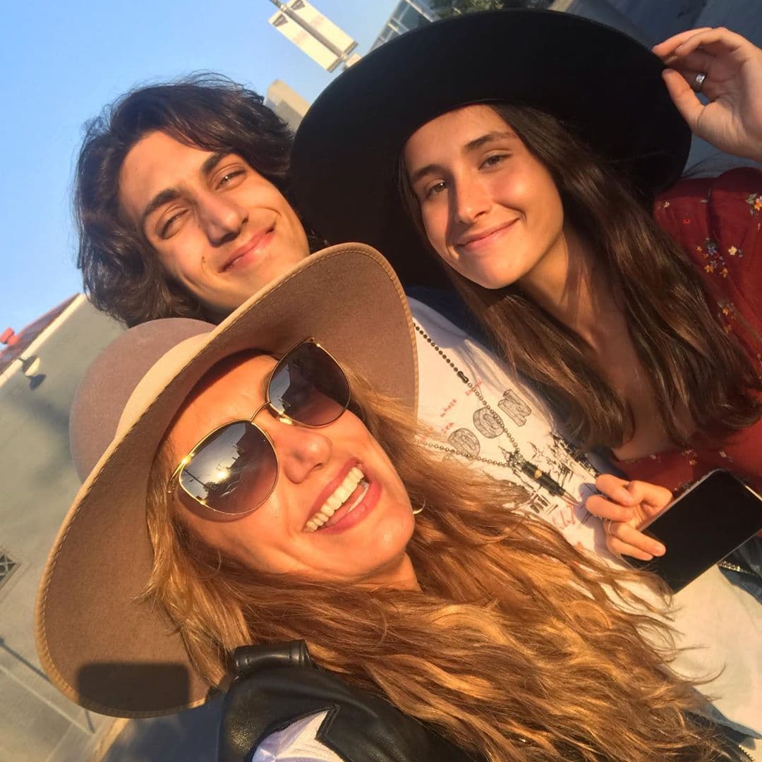 Se trata de su hijo Lorenzo, quien se encuentra cursando sus estudios universitarios en California y, de paso, Lili saludó a su 'hija adoptiva' Hannah, la hija de Alan Tacher.