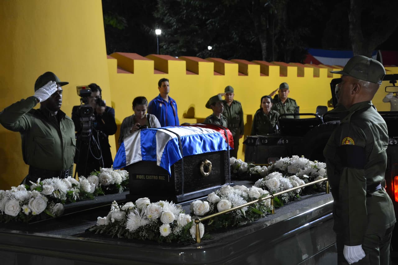 Militares rinden honores a los restos de Fidel Castro en Bayamo, en su viaje hacia Santiago de Cuba.