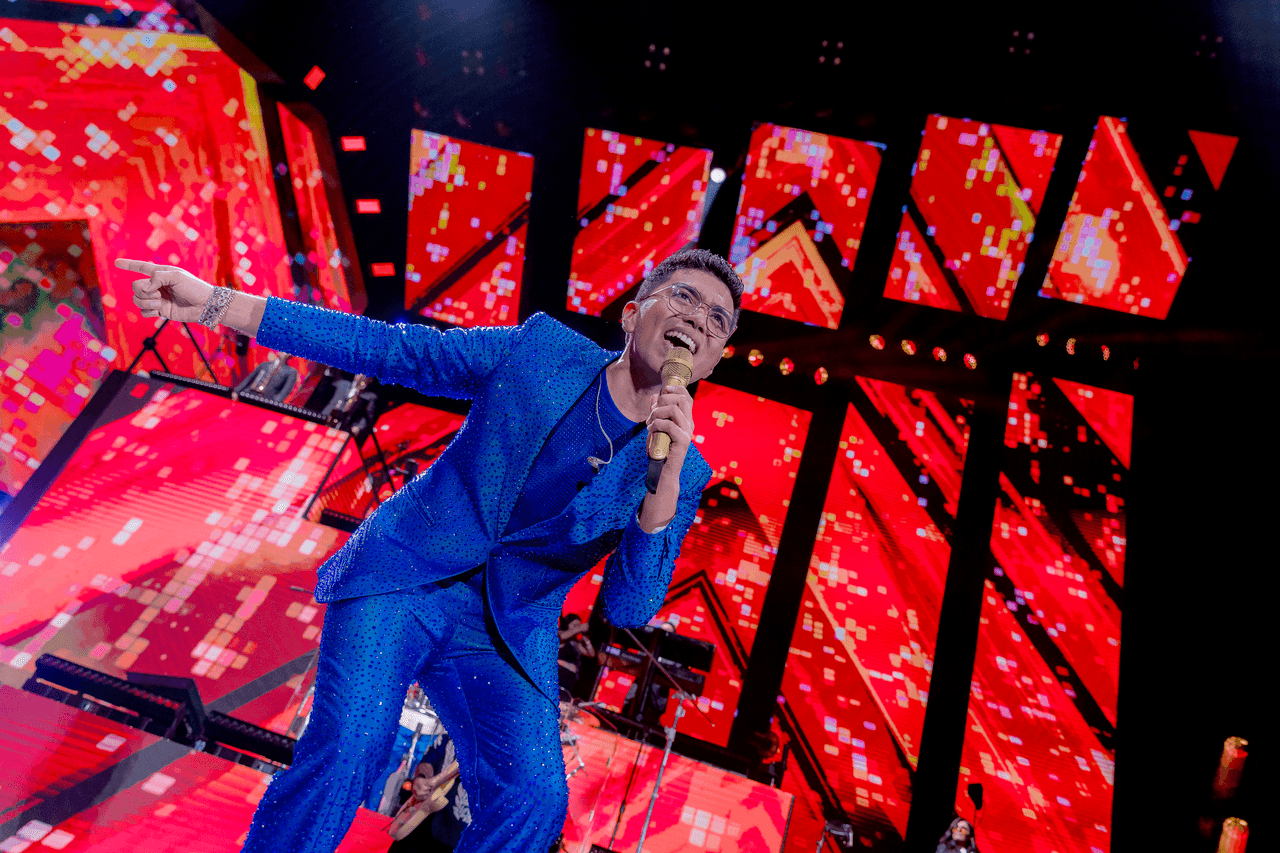 Desde clásicos como La Valentina y Cambio mi corazón, hasta Pa' fuera, La culebrítica y Motor y Motivo; los éxitos inconfundibles del Grupo 5 resonaron con fuerza en cada rincón del estadio.