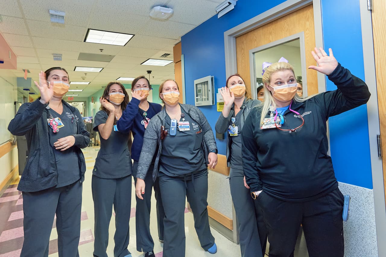 El equipo de 12 médicos especializados estuvo bajo las instrucciones de la doctora Holli L. Hedrick, médica a cargo del procedimiento. Tras la separación exitosa, las niñas aún estuvieron otras cuatro horas en cirugía plástica, donde los médicos les reconstruyeron los torsos.
