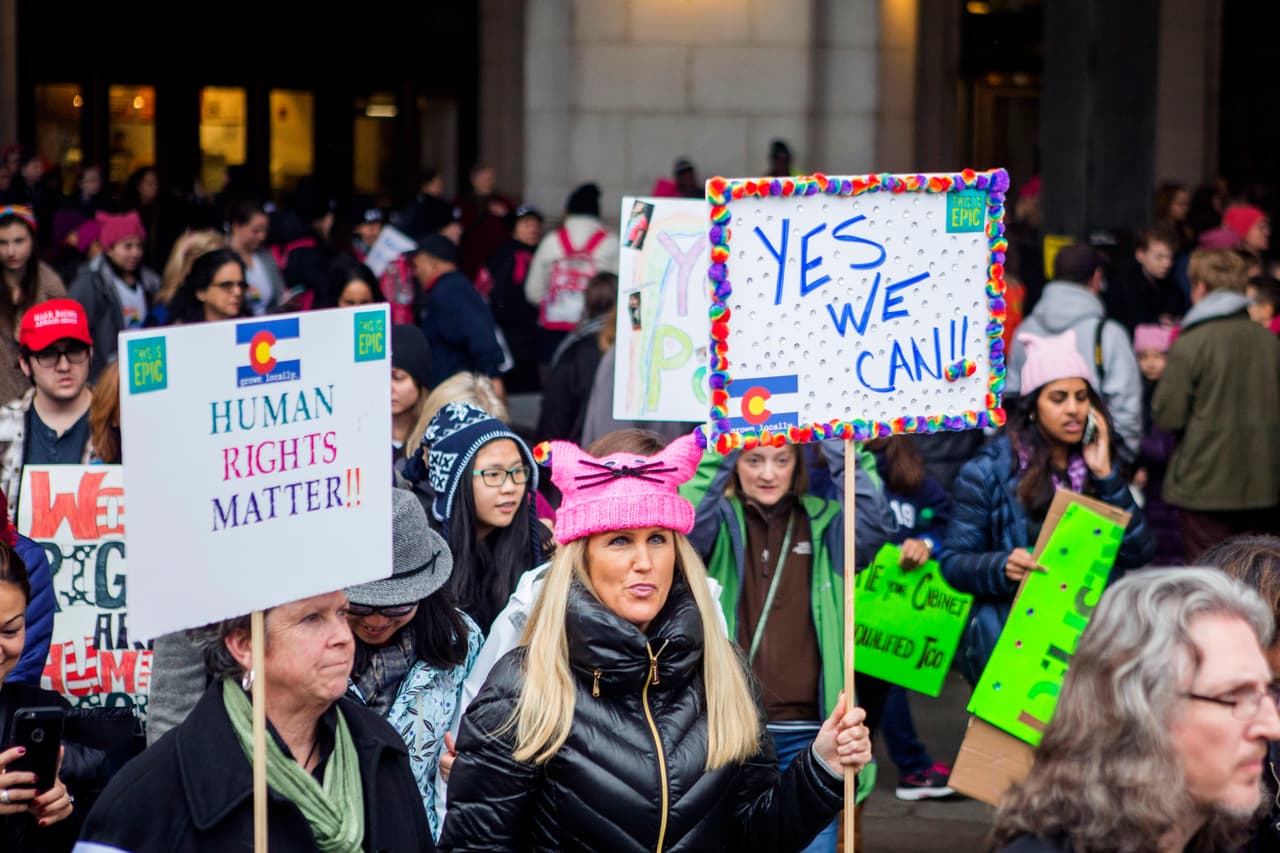 Mujeres con sus carteles le dicen a Trump: "los derechos humanos importan" y "si, nosotros podemos" haciendo alusión a la frase de gobierno de Obama y a sus derechos.
<br>
<br>Foto: GettyImages