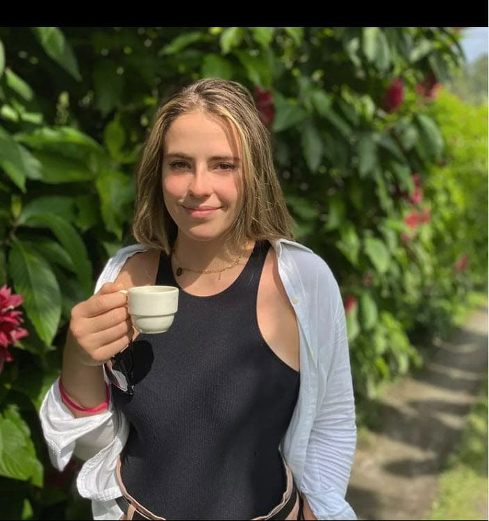 De acuerdo con una reseña del portal de la revista ¡Hola!, que también la identificó como Aissa, la hija del actor, Daniella Bertie estuvo presente en el lugar en que murió su el famoso tras conocerse la tragedia. 
<br>