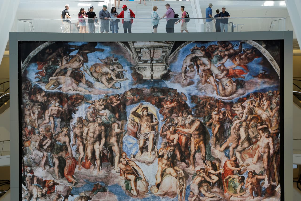 La exposición se llama 'Up Close' y fue colocada en la estación Oculus del Word Trade Center, por donde pasan cientos de personas todos los días. En la foto aparece la pintura al fresco conocida como El Juicio Final o el Juicio Universal que fue elaborada por Miguel Ángel en la Capilla Sixtina de la Ciudad del Vaticano. (Lucas Jackson/Reuters)