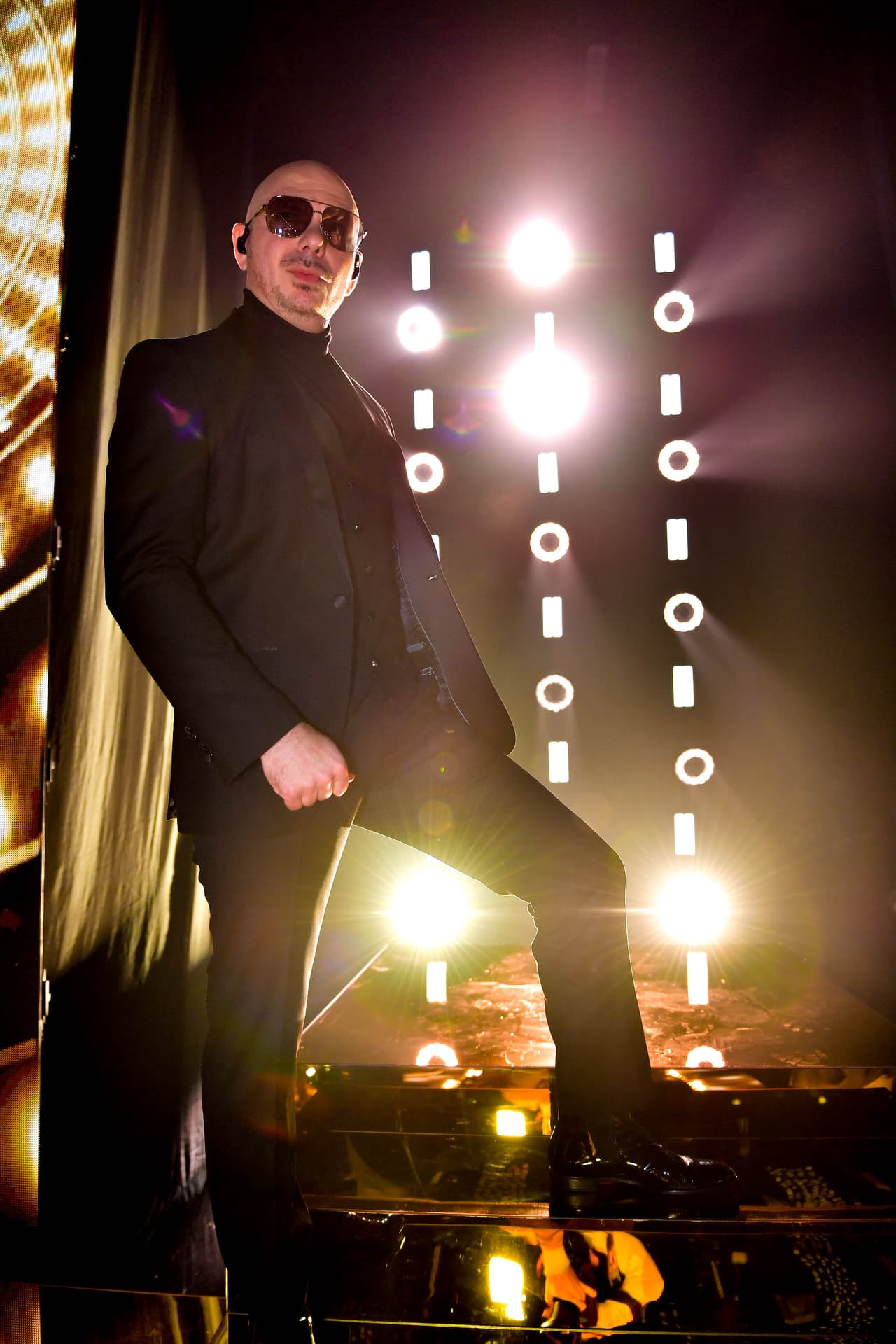 Con su estilo clásico, pero elegante, así vimos a 
<b>Pitbull</b>, quien trajo todo su ritmo a la gran final de Nuestra Belleza Latina.