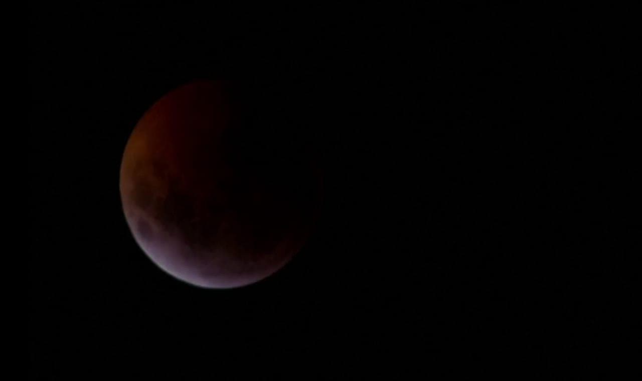 El eclipse lunar total es cuando el sol y la luna están alineados en lados opuestos de la tierra.