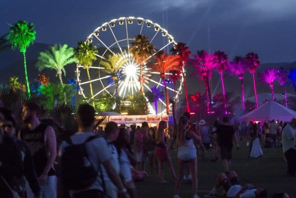 Al caer la noche la tradicional rueda se encendió.