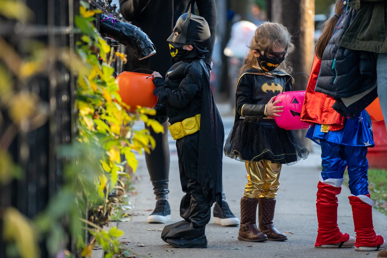 Agrega cintas brillantes a los disfraces o a las bolsas de dulces que usarán los niños para que los vean los automovilistas.