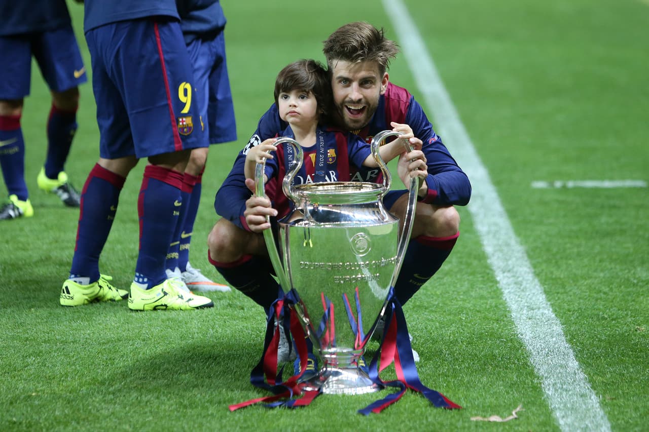 Gerard posó frente a las cámaras mientras él y su hijo Milan sostenían el trofeo de la Champions League.
