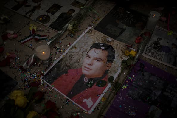 Villaseñor aseguró que una mujer conocida como Sonia Magaña, asistente personal más cercana de Juan Gabriel, le confesó que el cantante sí está muerto pues ella vio el cadáver.