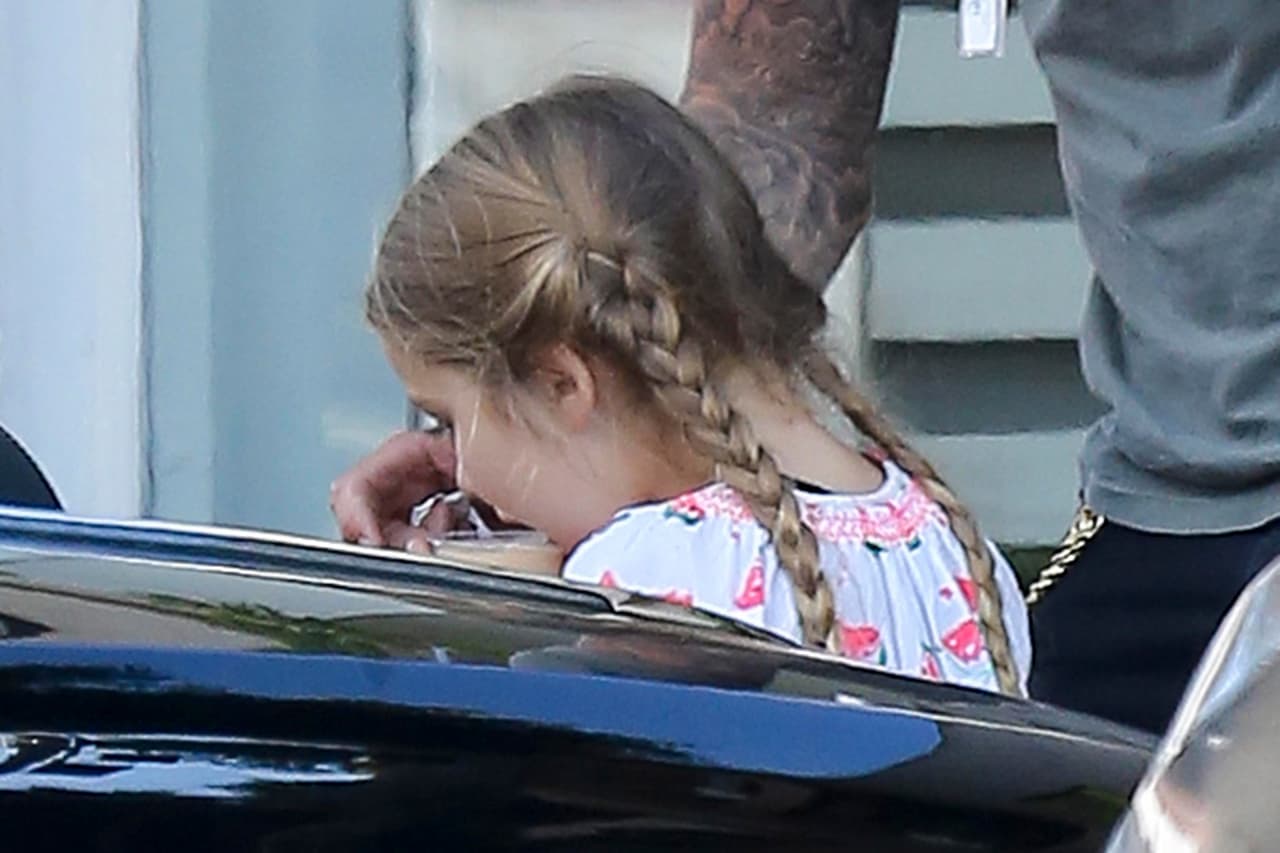 Cuidando que no ensuciara su vestidito con helado.